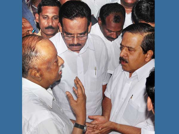 ചെന്നിത്തല ആശ്വസിപ്പിയ്ക്കുന്നു