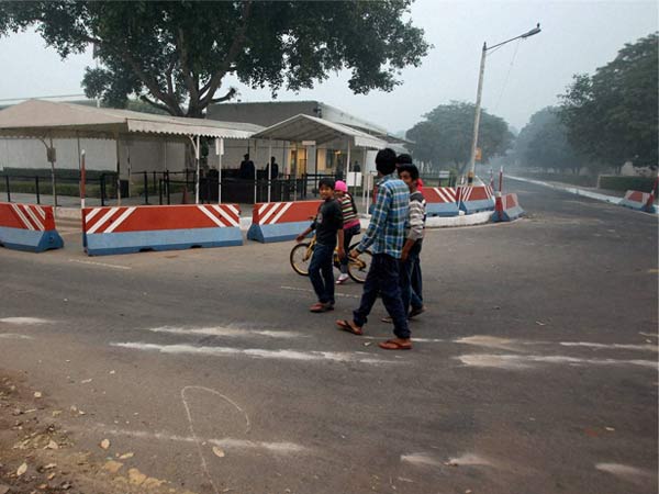 ബാരിക്കേഡുകള്‍ നീക്കി