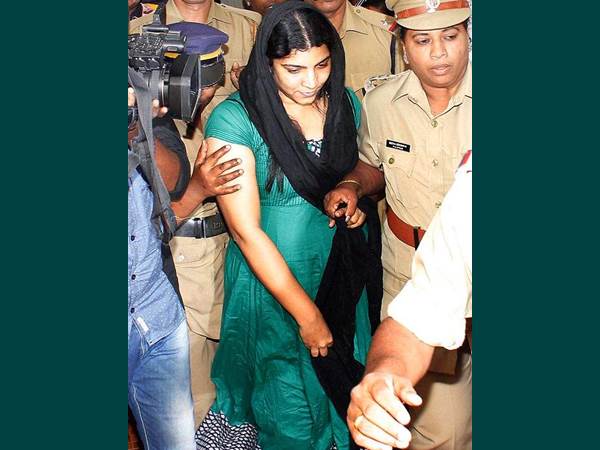 പച്ച ചുരിദാറുമുണ്ട്