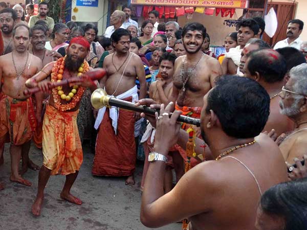 കാത്തരുളേണേ...