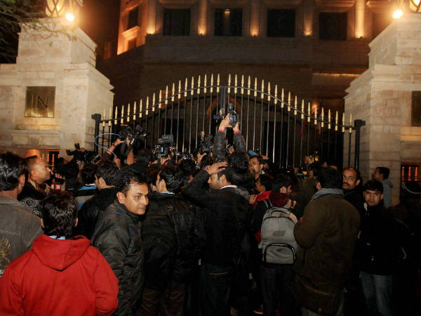 ഹോട്ടലിന് മുന്നില്‍ മാധ്യമപ്പട