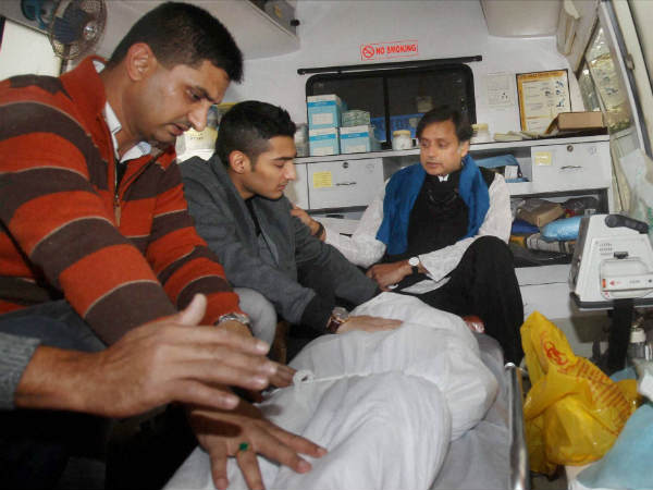 മൃതദേഹത്തിനരികെ