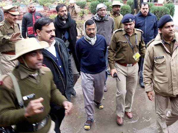 രണ്ട് പോലീസുകാര്‍ക്ക് അവധി