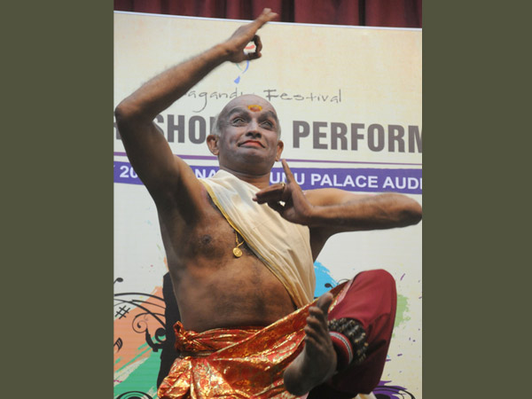 കഥയറിഞ്ഞ് ആട്ടം