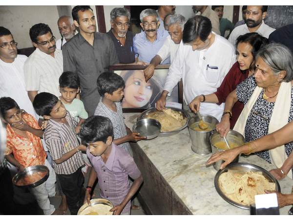 സുനന്ദയില്ല, പകരം കുടുംബാംഗങ്ങള്‍