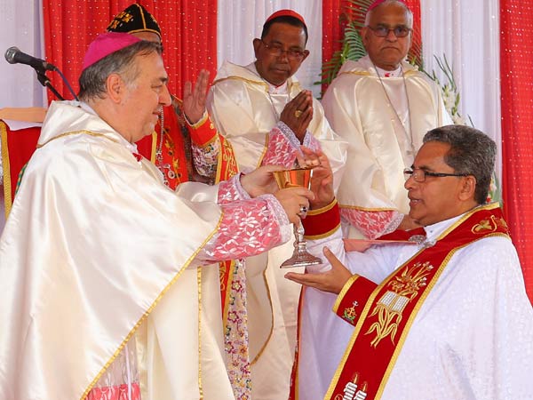 കാസ കൈമാറുന്നു