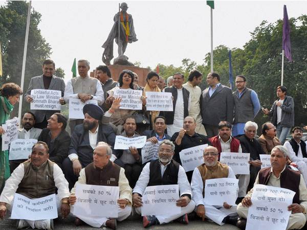 പതനം കോണ്‍ഗ്രസിനെതിരേയുള്ള ആയുധം