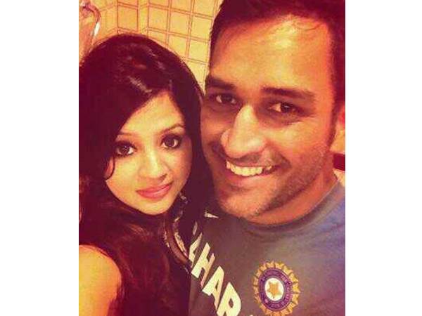 എസ് എം എസുകള്‍ക്ക് സാക്ഷിയുടെ പ്രതികരണം