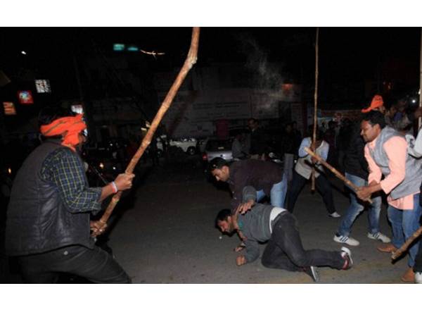 റോഡ് ഷോ വിവാദത്തില്‍ തുടക്കം