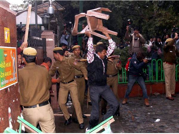 നിയന്ത്രിക്കാനുള്ള പൊലീസിന്റെ ശ്രമം