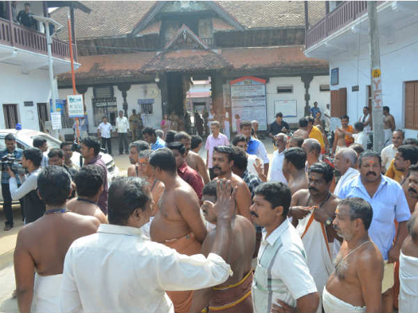 പൂജാരിയെ തടഞ്ഞു