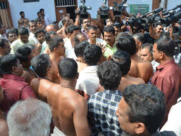 ക്ഷേത്ര ജീവനക്കാരും