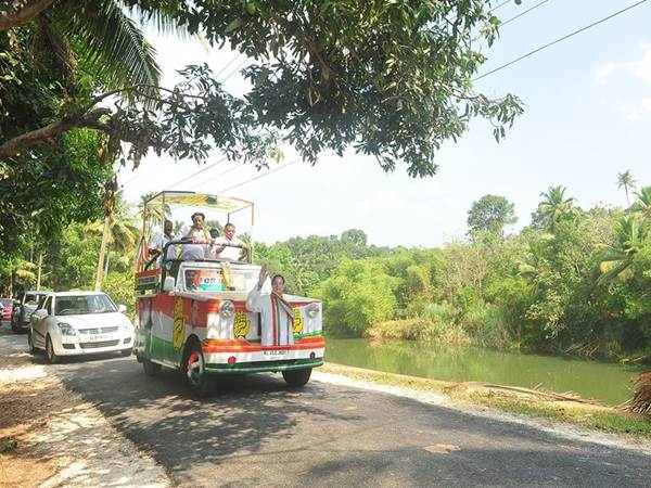 ആളും ആരവവും ഇല്ലാതെ