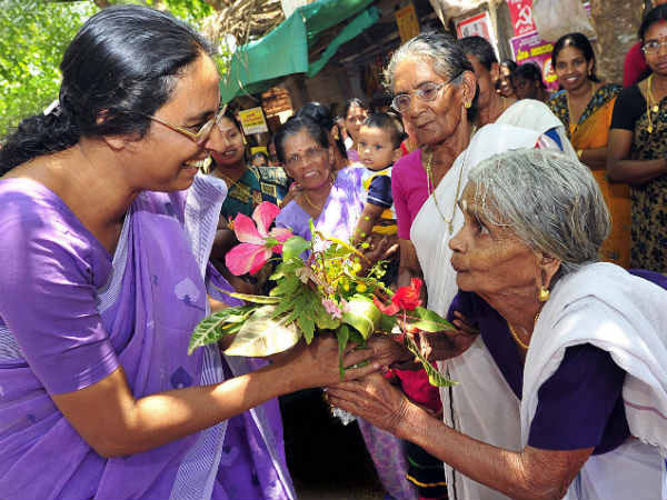 ബൊക്കെയൊന്നുമില്ല, വെറും പൂക്കള്‍ മാത്രം