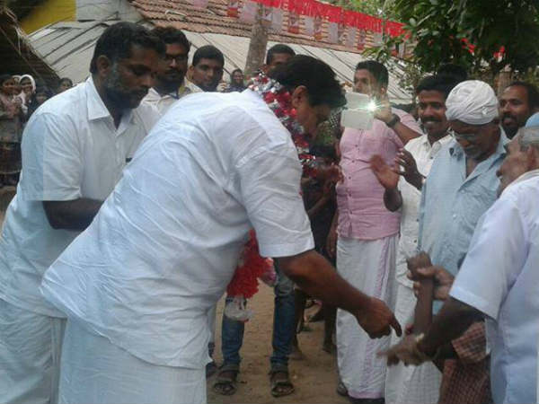 വോട്ട് ചോദിച്ച് സ്ഥാനാര്‍ത്ഥി