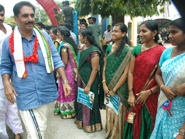 പ്രചാരണത്തിനിടെ അല്‍പ്പനേരം