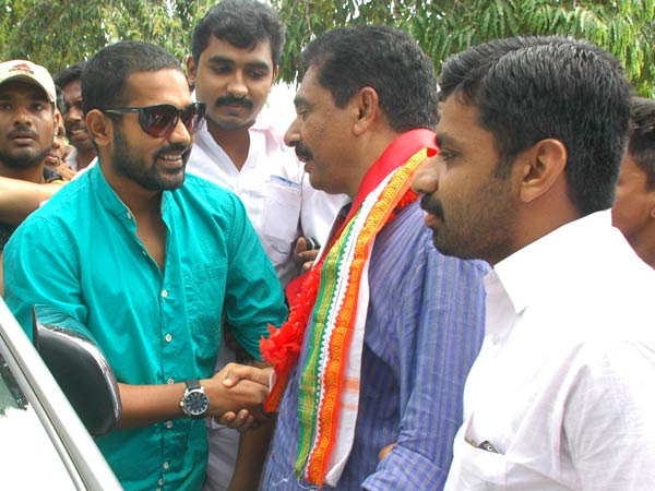 സ്വീകരിയ്ക്കുന്നു