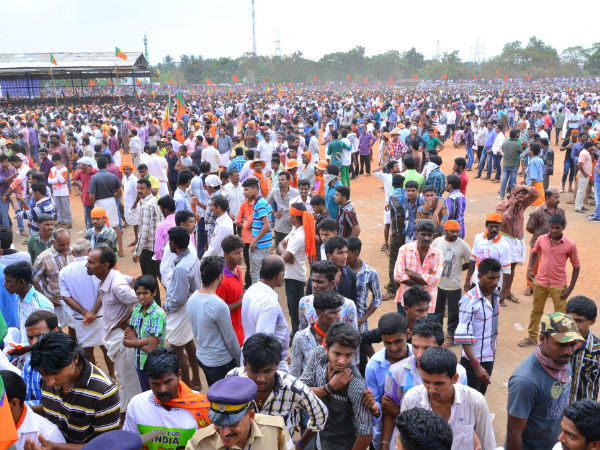 പൊടി(കാവി) പാറുന്നു