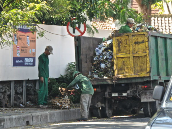 മാലിന്യനീക്കക്കാര്‍