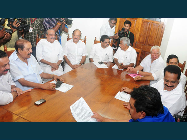 സുധീരനും കെ ബാബുവും