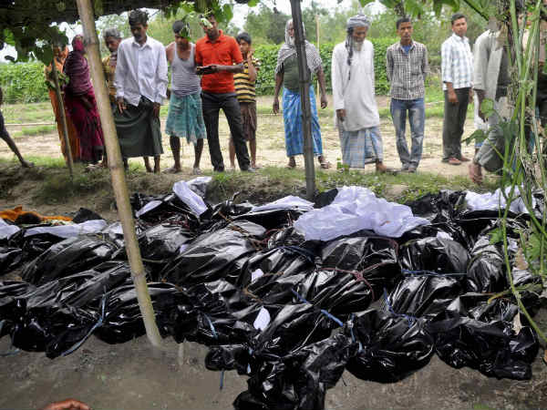 കൂട്ടിയിട്ട മൃതദേഹങ്ങള്‍