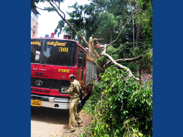 പ്രസ്‌ക്ളബ്ബിന് മുന്നില്‍