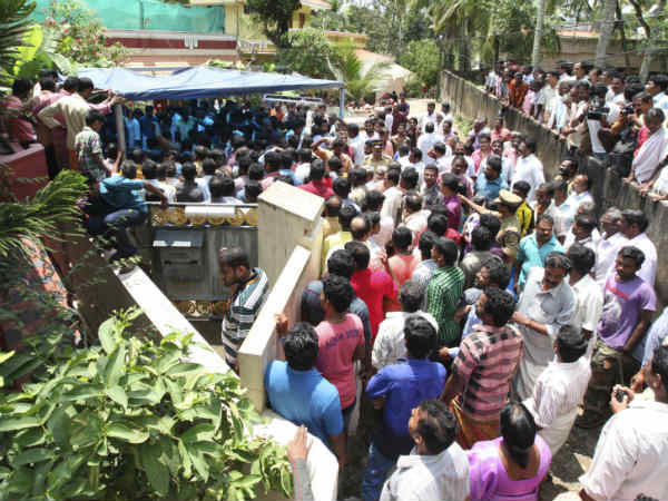 അണപൊട്ടിയ ദു;ഖം