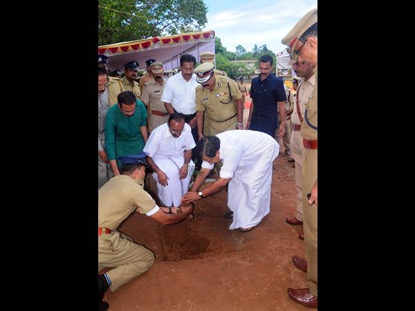 ചെന്നിത്തല വൃക്ഷത്തെ നട്ടു