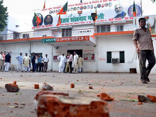 എറിഞ്ഞുതകര്‍ത്തുകളഞ്ഞു