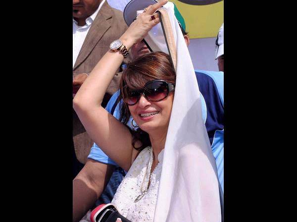 തരൂര്‍ ഇടപെട്ടതെന്തിന്