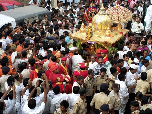 സായിബാബയുടെ കാലിലോ