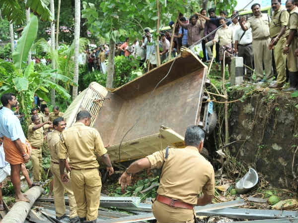 കുഴിയിലേക്ക് 