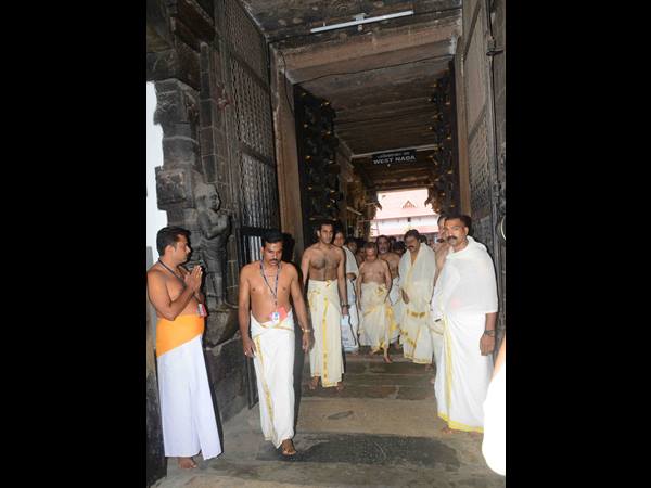 ക്ഷേത്രത്തിലേക്ക്