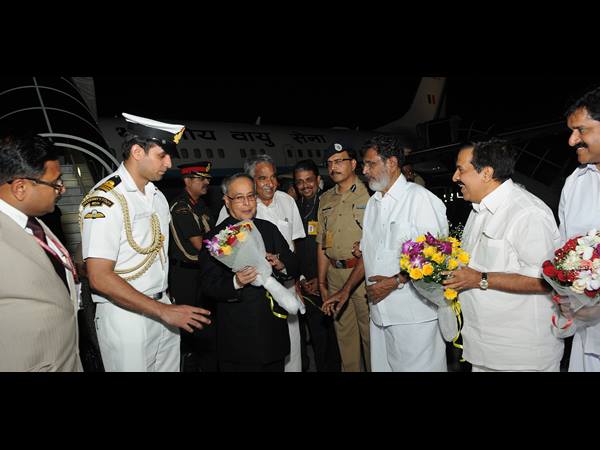 എന്തായും പൂച്ചെണ്ട് നല്‍കി