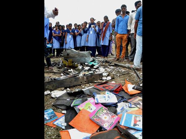 ചിതറിക്കിടക്കുന്ന പുസ്തകങ്ങള്‍