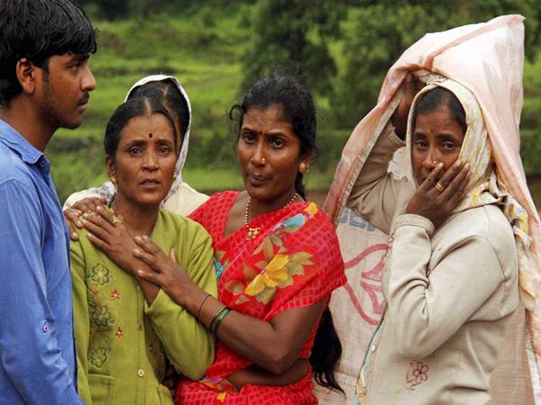 ആശ്വസിപ്പിക്കാനാകാതെ