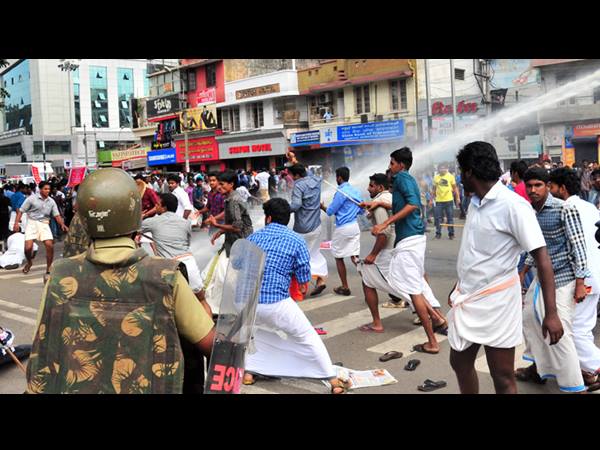 ജലപീരങ്കിയും ലാത്തി ചാര്‍ജ്ജും