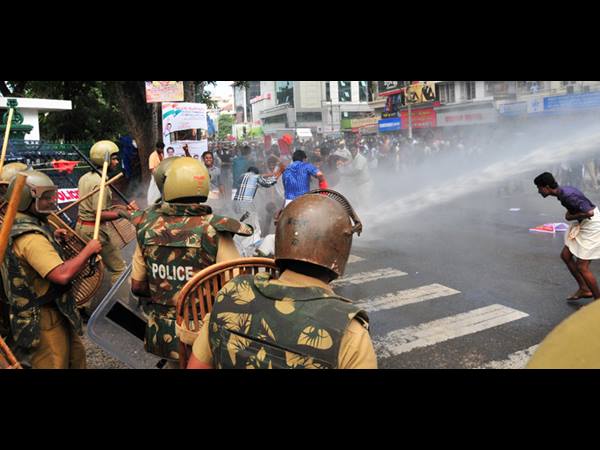 പൊലീസുകാരില്ല