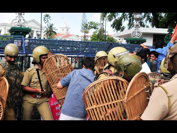 ഗതാഗതം തടസ്സപ്പെട്ടു