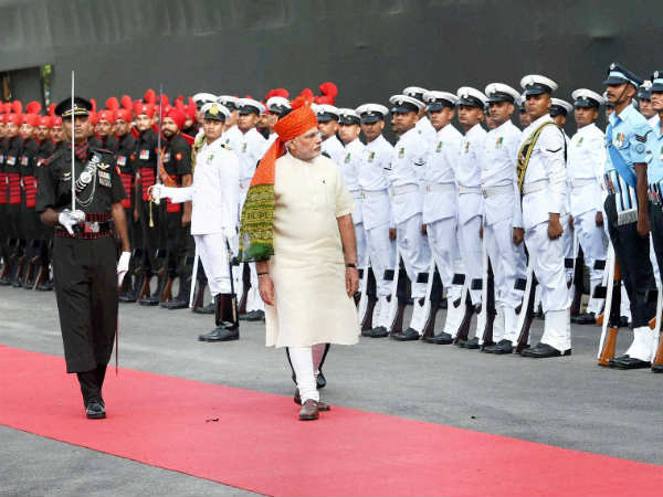 പരേഡ് സ്വീകരിയ്ക്കുന്നു