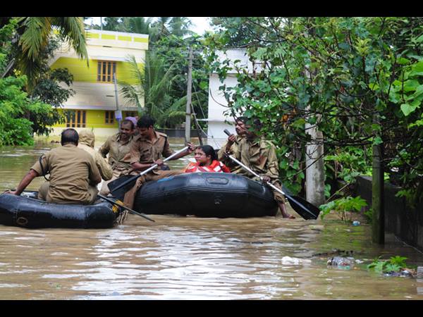 പുഴകള്‍ കരകവിഞ്ഞൊഴുകുന്നു