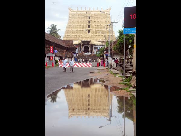 പത്മനാഭന്റെ മുന്നില്‍