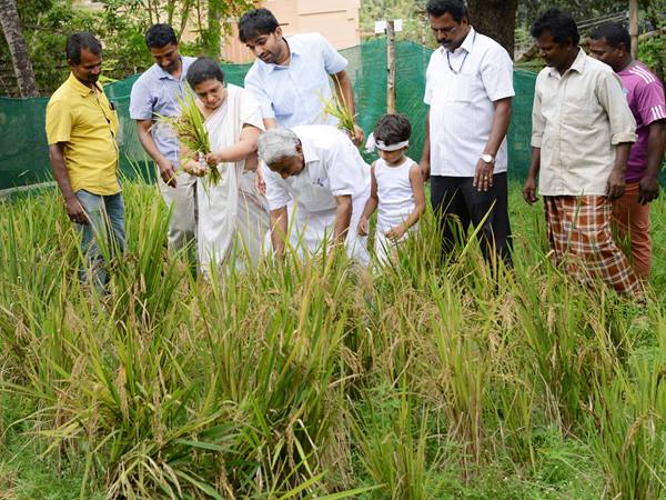 കുടുംബ സമേതം കുടുംബ സമേതം