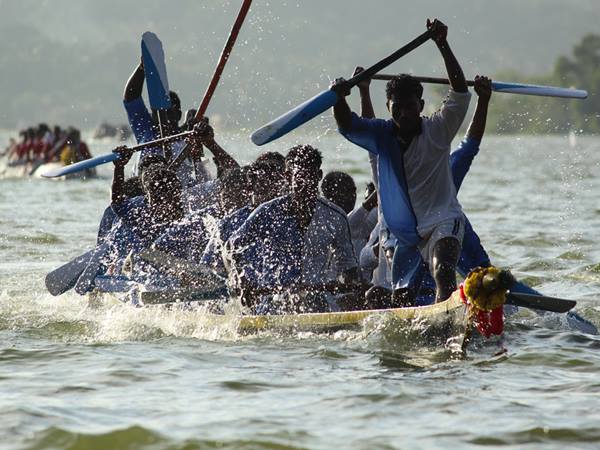 ചുണ്ടന്‍ വള്ളങ്ങളും ഉണ്ടായിരുന്നു.