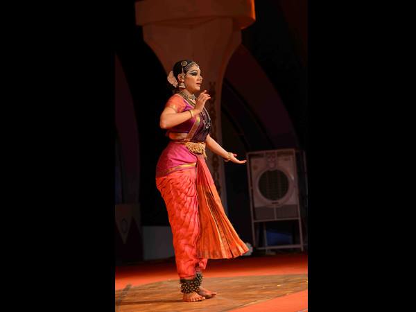  ശോഭന നടനം