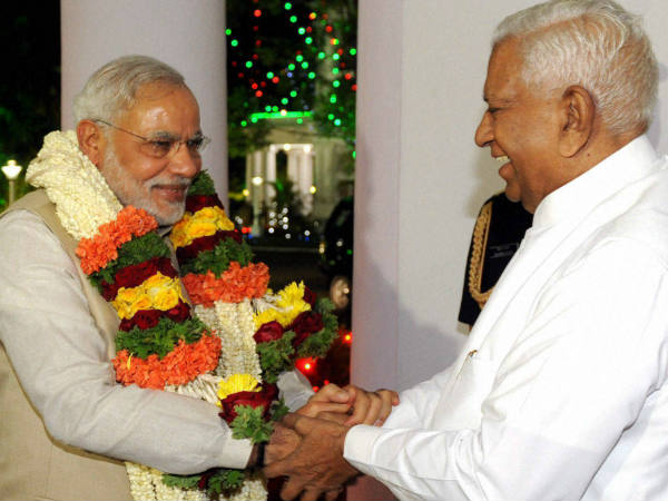 ഗവര്‍ണര്‍ സ്വീകരിക്കുന്നു