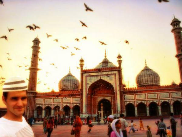 മസ്ജിദിന് മുന്നില്‍