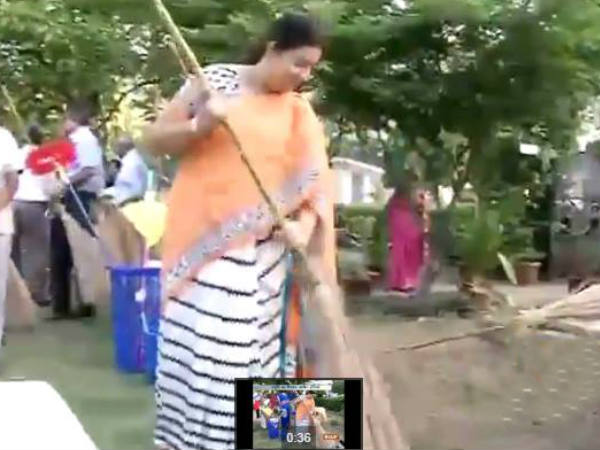 മന്ത്രിയെത്തി, ചൂലെടുത്തു