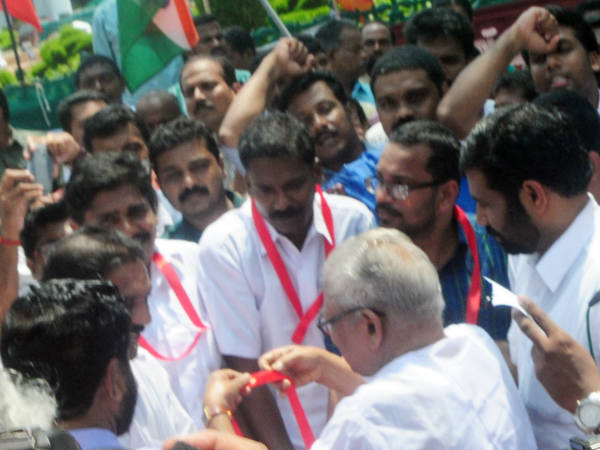 സമരഭടന്‍മാര്‍ക്ക് അഭിവാദ്യം