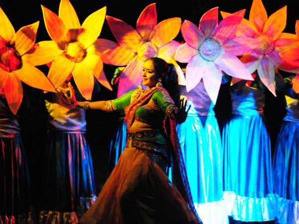 ശാലു ഗള്‍ഫിലേക്കും